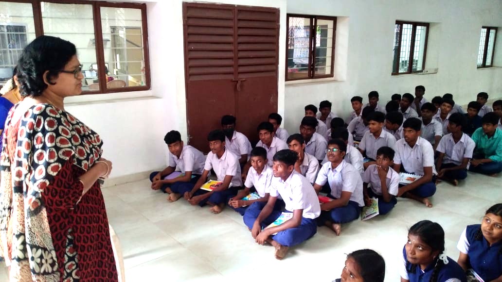 Janani Ramakrishnan speaking to seated school students in a classroom